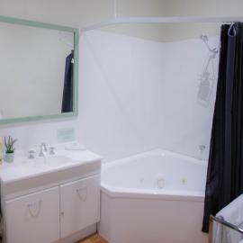 Large Studio Apartment with Spa, Hotel in Ballarat