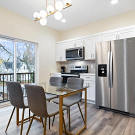 Fall at Golden Goose including King Bed, Parking, Security and Laundry, hotel in Evansville