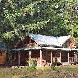 Cascade Log Cabin | Mt Rainier, WIFI, Log Cabin、パックウッドのホテル