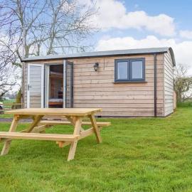Vicarage Hideaways، فندق في Halvergate