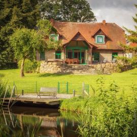 J1 Idyllisches Ferienhaus mit Seeblick, hotel a Jülchendorf