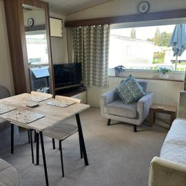 Homely 3 Bedroom Caravan in Cirencester, hotel a South Cerney