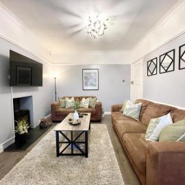 Large 4-bedroom detached house - Driveway for 3 cars - 20-minute walk to city centre - Gigabit Wi-Fi - Long Stay Rates!