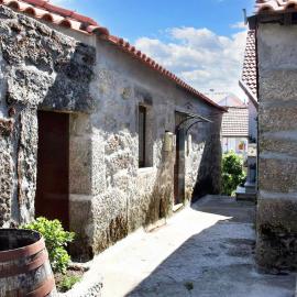 Spacious Family House in Nogueira with Garden, hotel a Moita