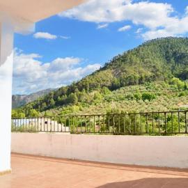 Charming house with mountain view in Siles + Garden