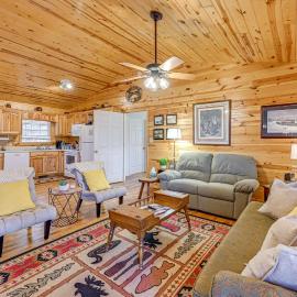8 Mi to Chattooga River: Pet-Friendly Mtn Cabin, hotel in Clayton