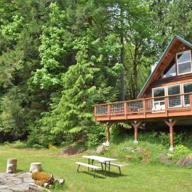 `Cowlitz River Cabin` | Riverside, Yard, AC, EV