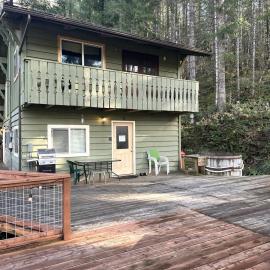 Culps Cascade | Wi-Fi, Woodstove, Cedar Hot tub, Hotel in Packwood