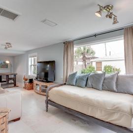 Cottage Four DIRECT OCEANFRONT Romantic Cottage Best Beach - Walk to Restaurants - Downtown only 5 Miles, hotel i Saint Augustine Beach