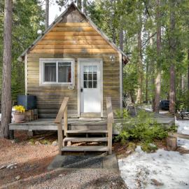 Walk to Trails & Butte Creek: Cozy Retreat w/ Deck, Hotel in Butte Meadows