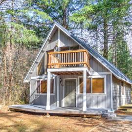 Lake Creek Retreat| Mt Rainier, WiFi, Woodstove、パックウッドのホテル