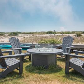 North Truro Beachfront Cottage with Cozy Backyard, hotel a Truro