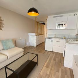 06AI - Beautiful renovated studio - sea and pool view, hotel em Vallauris