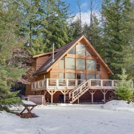 Trails End | Hot Tub, Starlink, Woodstove, hotelli kohteessa Packwood