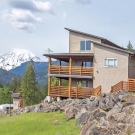 Ravenwood | Rainier View, Hot tub, Wifi