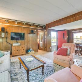 13 Mi to Nubs Nob: Pet-Friendly Retreat, хотел в Петоски