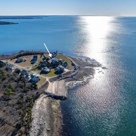 Pocasset Family retreat ocean view، فندق في بورن