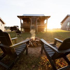 Romantic Creekside Cabin, Fire Pit & Stargazing Cabin 4, hotel u gradu Smithville