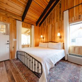 Peaceful Creekside Tiny Cabin, Family Adventure Near Waterfalls, hotel u gradu Smithville