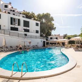 Apartamentos Alta Galdana, hotel in Cala Galdana