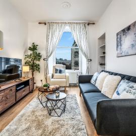 Cozy Central 2 Bed Apt with Great View - Parking