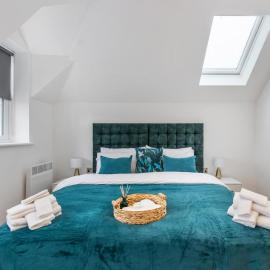 Deluxe 2-Bedroom Saarb Apartment, Leatherhead, hotel in Leatherhead