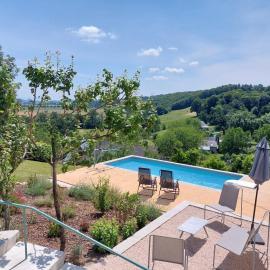 Maison avec magnifique vue et piscine privative, hôtel à Saint-Félix-de-Lunel
