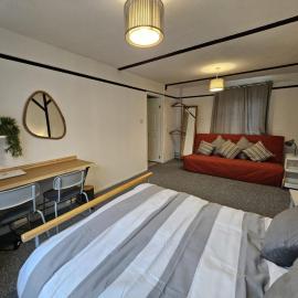 Spacious Private Room with Private Bathroom in the Heart of Cardiff Bay