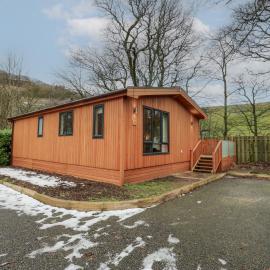 Dovestone Secluded Luxury Lodges sleeps 6 - pets welcome، فندق في أولدهام