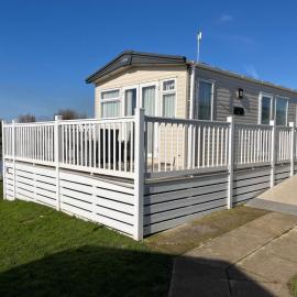 2 bed, 2 bath with decking overlooking the fishing lake at Sand Le Mere, hotel in Tunstall