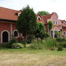 Country House with four apartments, hotel in Drahov