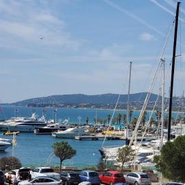 LE CAPITOLE Vue mer Studio cabine 27m2 2 adultes 2 enfants avec climatisation et garage, hotel en Fréjus