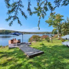 Lakeside, Dock, Hot Tub, Kayaks, Arcade, Playset, Hotel in Lake Ariel