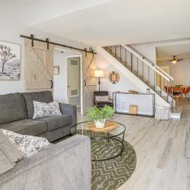 Pool Access & Mtn Views: Palm Springs Retreat!, hotel in Palm Springs