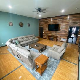 School House Inn, 10 Bed, 4 Bath, Sleeps 18, Game Room, Jetted Tub, hotel v destinácii Eau Galle