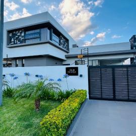 Villa Palmeras 4-Bedroom AC Premium Central Oasis - Newly Refreshed, hotelli kohteessa Phoenix