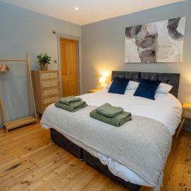 4 Bedroom Winchester Town House, central, parking