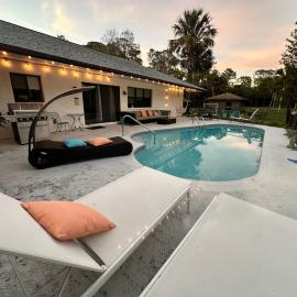 Vacation pool home in the woods.: Naples şehrinde bir otel