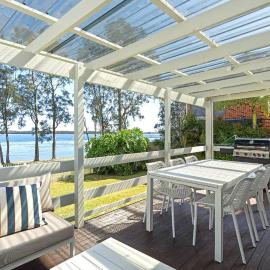 Sunset Splash Retreat, hotelli kohteessa Budgewoi