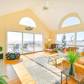 Bayfront Home in Patchogue w/ Deck & Fishing Dock, hotel in Patchogue
