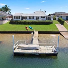Deja Bleu - great family home with jetty, hotel in Port Macquarie
