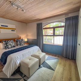 Spacious George self catering apartment for families, golfers, business travellers and couples 1 queen bed 2 sleeper couches, hotell i George