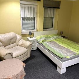 Large apartment for 3-11 guests in the Halle Leipzig Area, hotel en Landsberg