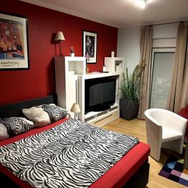 Large apartment for 3-10 people near Halle and Leipzig, hotel en Landsberg