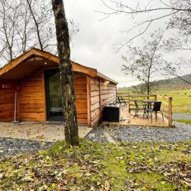 1-Bed Log Cabin in Parc Pen y Bryn Sleep 2 3, hotel in Derwen