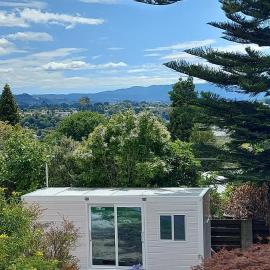 White cabin, hotel in Tauranga