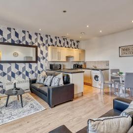 Cosy Central 2-Bed Flat City View & Parking