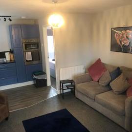 Captivating 1-Bed Apartment in Hednesford, hotell i Cannock