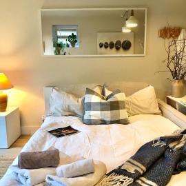 Peaceful Scandi Garden room, hotel in Falmouth