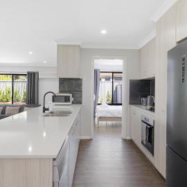 5 Bedroom Home meters from the beach, Hotel in Geographe